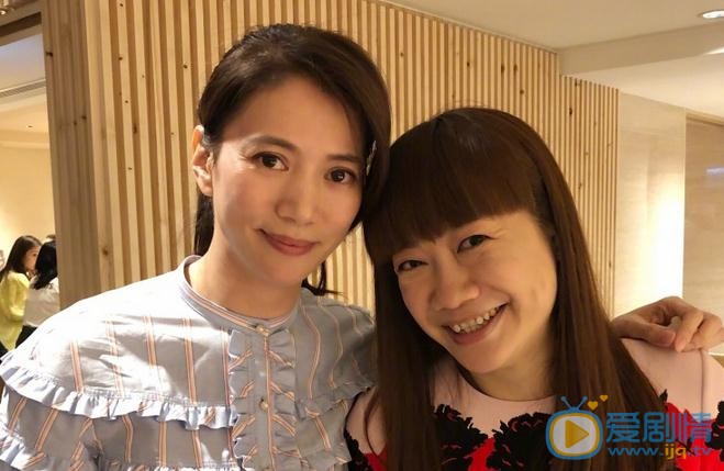 袁咏仪与人合照 袁咏仪高清写真_袁咏仪高清剧照