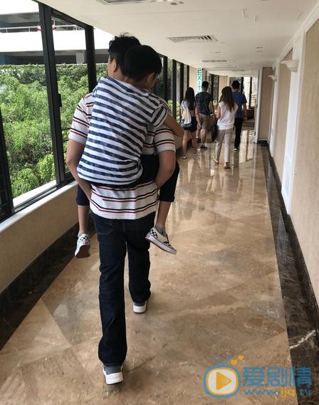 袁咏仪一家三口照 袁咏仪高清写真_袁咏仪高清剧照