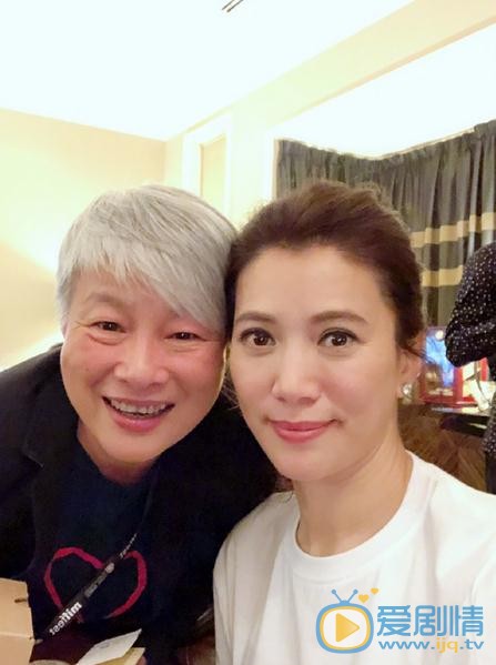 袁咏仪与人合照 袁咏仪高清写真_袁咏仪高清剧照