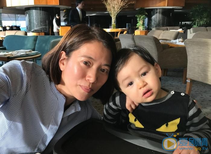 袁咏仪与人合照 袁咏仪高清写真_袁咏仪高清剧照