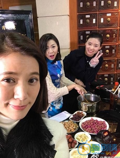 袁咏仪与人合照 袁咏仪高清写真_袁咏仪高清剧照