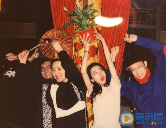 鲁芳岐与人合照 鲁芳岐高清写真_鲁芳岐高清剧照