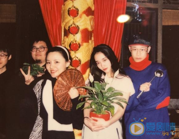 鲁芳岐与人合照 鲁芳岐高清写真_鲁芳岐高清剧照