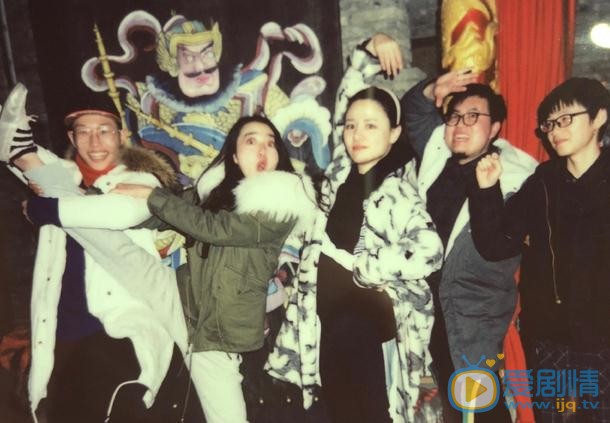 鲁芳岐与人合照 鲁芳岐高清写真_鲁芳岐高清剧照