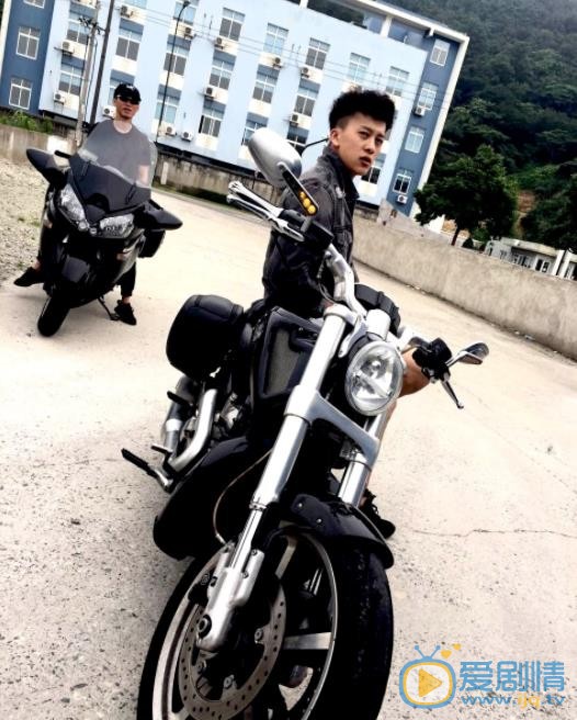 李九霄与他人合照 李九霄高清写真_李九霄高清剧照