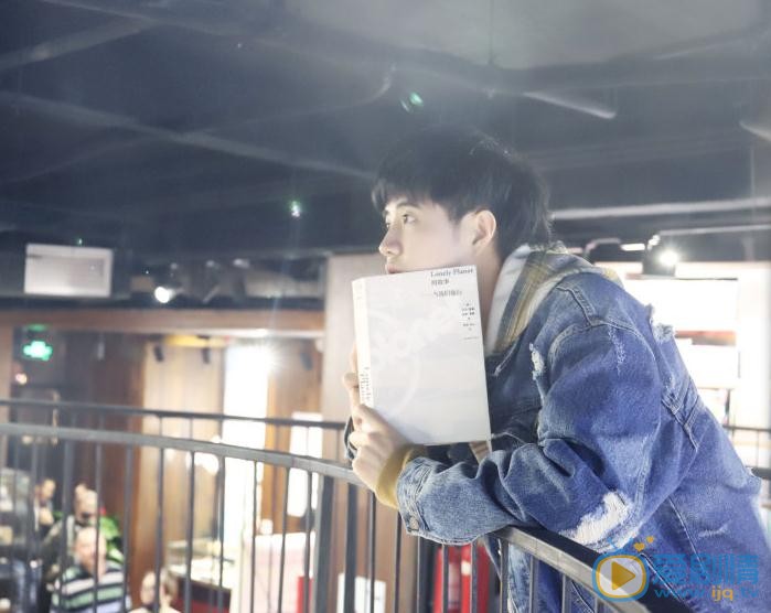 许乐骁街拍写真 许乐骁高清写真_许乐骁高清剧照