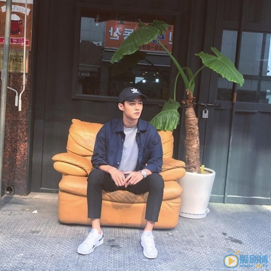 徐志焄街拍照 徐志焄高清写真_徐志焄高清剧照