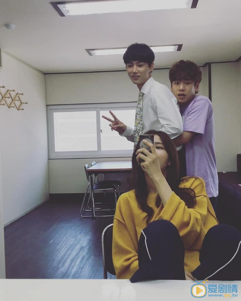 徐志焄与人合照 徐志焄高清写真_徐志焄高清剧照