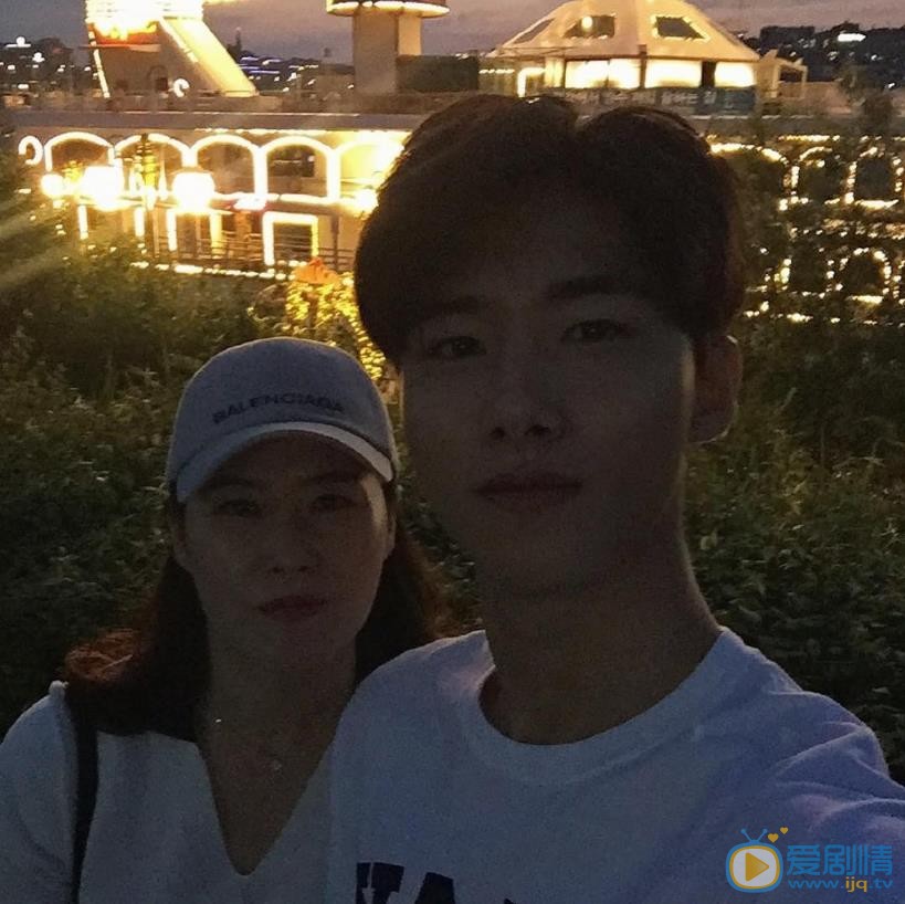 徐志焄与人合照 徐志焄高清写真_徐志焄高清剧照