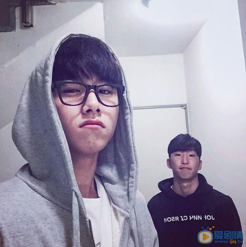 徐志焄与人合照 徐志焄高清写真_徐志焄高清剧照