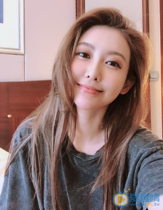 简恺乐自拍照