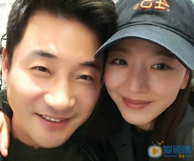 申惠善与人合照 申惠善高清写真_申惠善高清剧照