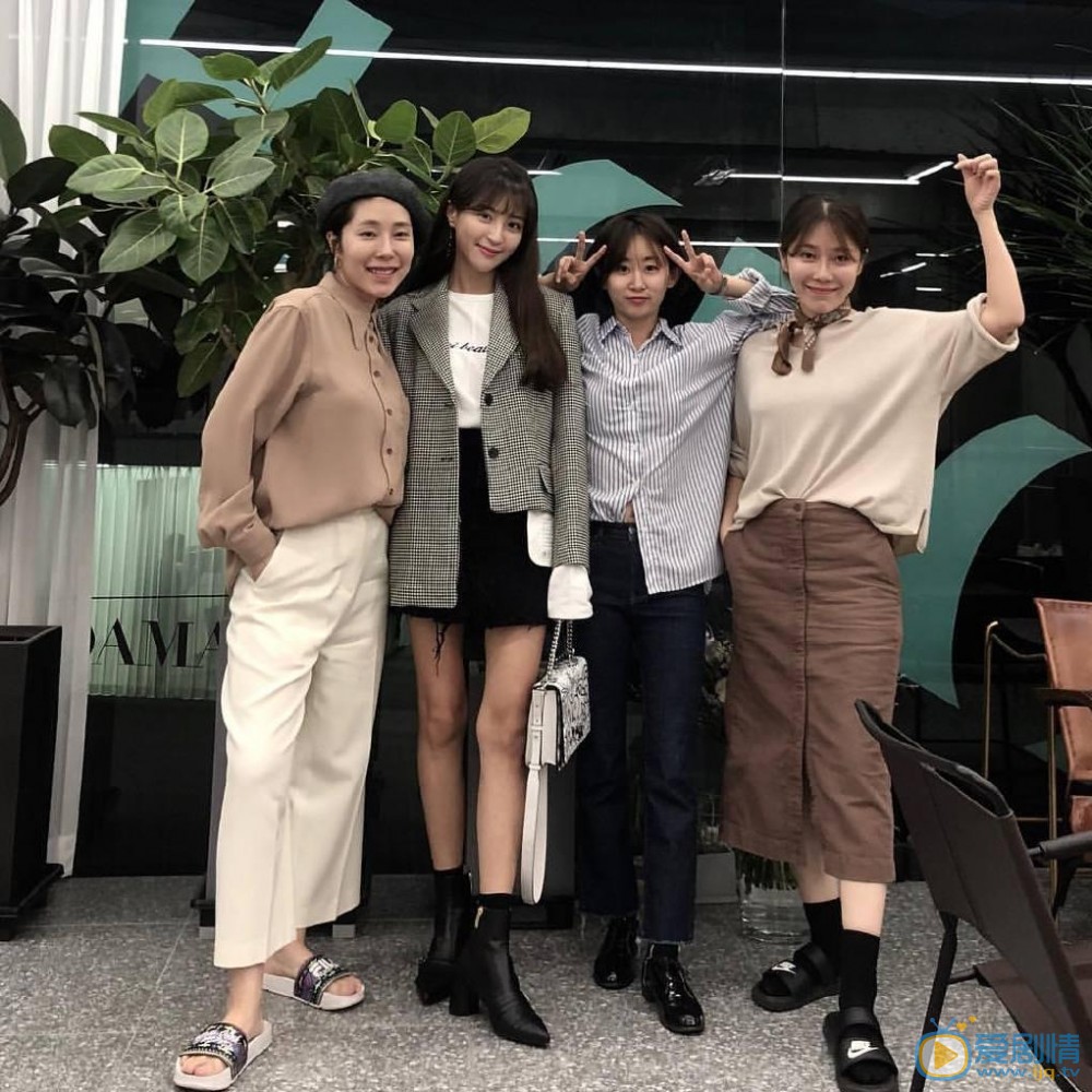 郑惠成与人合照 郑惠成高清写真_郑惠成高清剧照