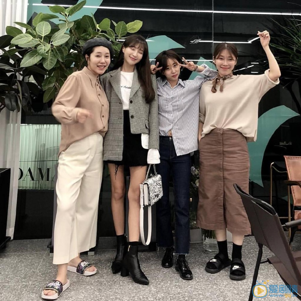 郑惠成与人合照 郑惠成高清写真_郑惠成高清剧照
