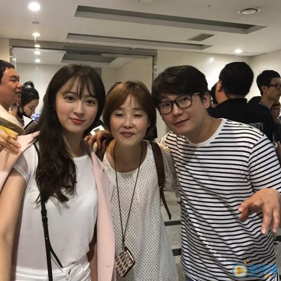 郑惠成与人合照 郑惠成高清写真_郑惠成高清剧照