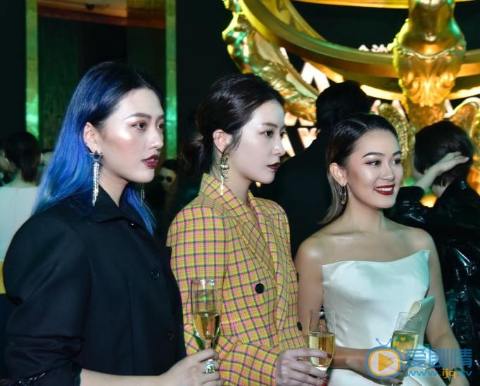 王柳雯与人合照 王柳雯高清写真_王柳雯高清剧照