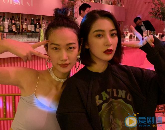 王柳雯与人合照 王柳雯高清写真_王柳雯高清剧照