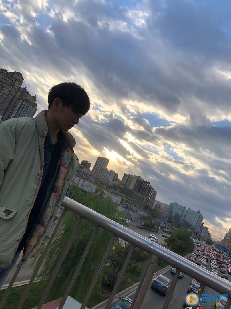 任运杰街拍照 任运杰高清写真_任运杰高清剧照