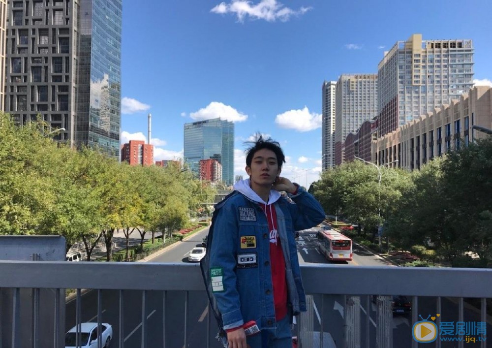 任运杰街拍照 任运杰高清写真_任运杰高清剧照