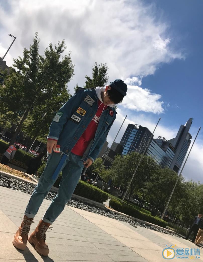 任运杰街拍照 任运杰高清写真_任运杰高清剧照