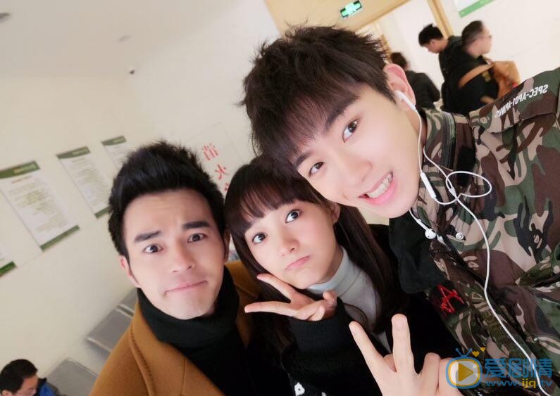 任运杰与人合照 任运杰高清写真_任运杰高清剧照