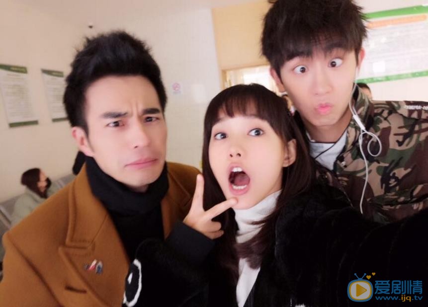 任运杰与人合照 任运杰高清写真_任运杰高清剧照
