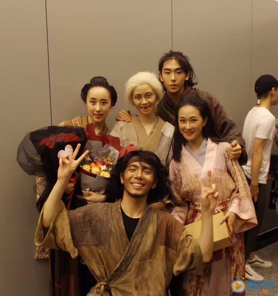 任运杰与人合照 任运杰高清写真_任运杰高清剧照