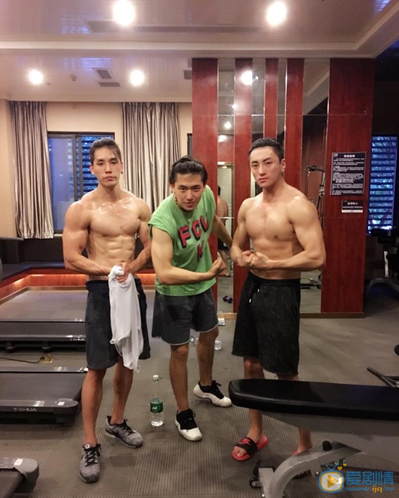 任运杰与人合照 任运杰高清写真_任运杰高清剧照