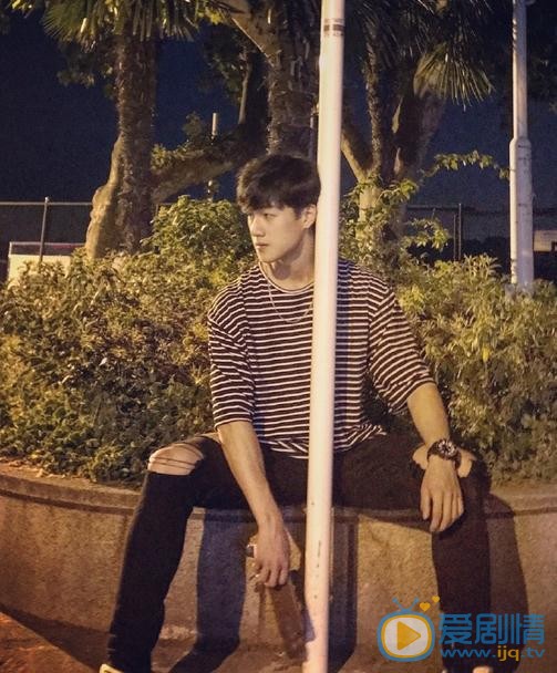 李昀锐街拍写真 李昀锐高清写真_李昀锐高清剧照