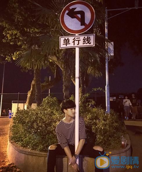李昀锐街拍写真 李昀锐高清写真_李昀锐高清剧照