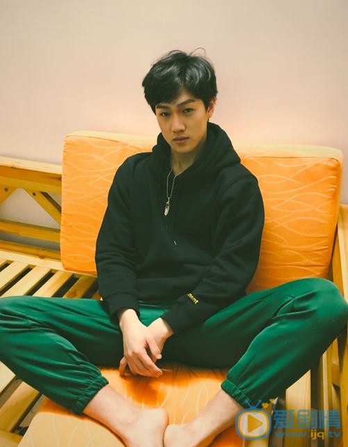 李昀锐街拍写真 李昀锐高清写真_李昀锐高清剧照