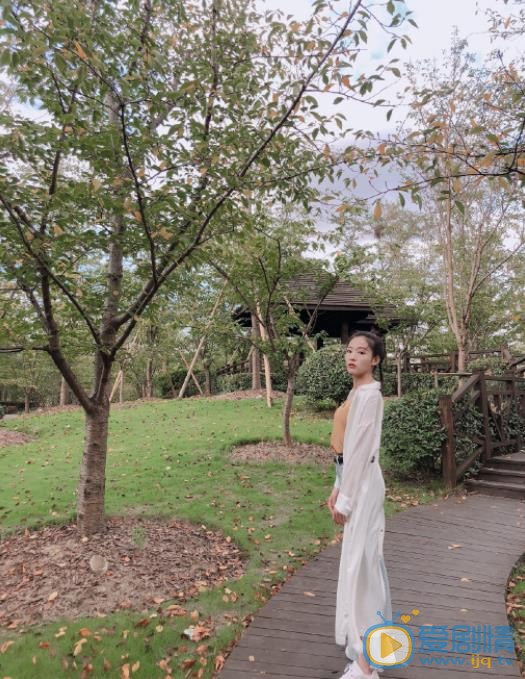 孙芮公园写真 孙芮高清写真_孙芮高清剧照