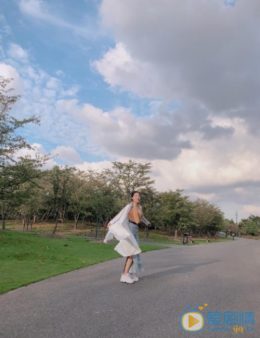 孙芮公园写真 孙芮高清写真_孙芮高清剧照