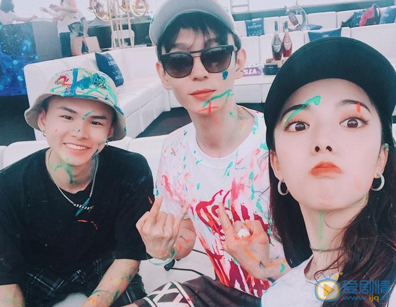 吴静怡与人合照 吴静怡高清写真_吴静怡高清剧照