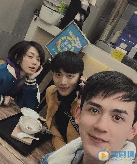 姜卓君与人合照 姜卓君高清写真_姜卓君高清剧照