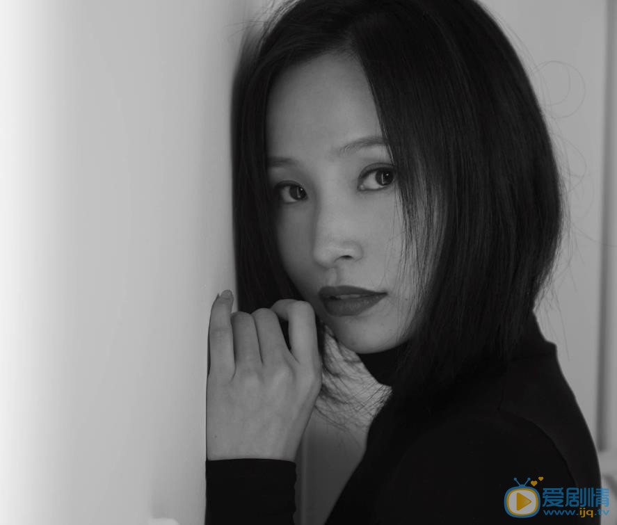 杨凯淳黑白写真 杨凯淳高清写真_杨凯淳高清剧照