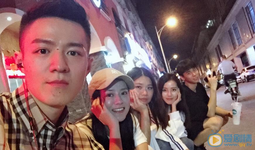 赵闪闪与人合照 赵闪闪高清写真_赵闪闪高清剧照