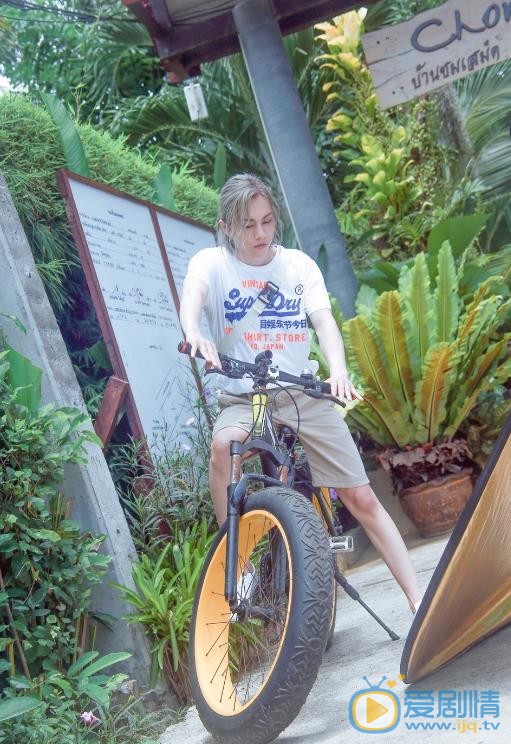 周锐夏日清爽街拍 周锐高清写真_周锐高清剧照