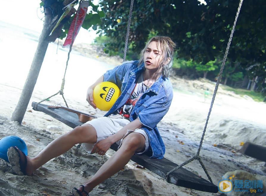 周锐夏日清爽街拍 周锐高清写真_周锐高清剧照