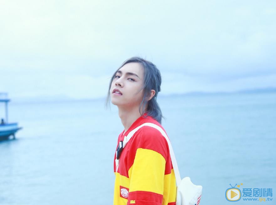 周锐夏日清爽街拍 周锐高清写真_周锐高清剧照