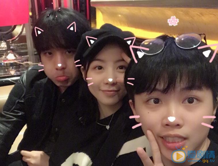 许瑞航与人合照 许瑞航高清写真_许瑞航高清剧照