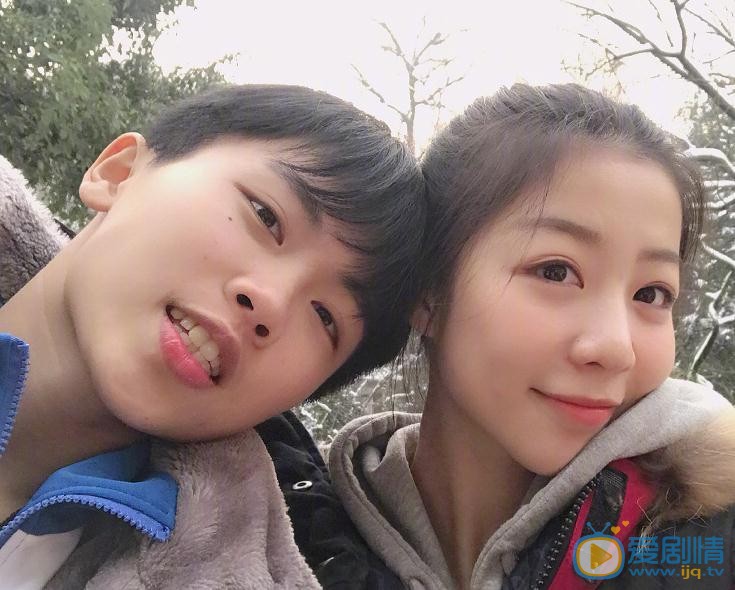 许瑞航与人合照 许瑞航高清写真_许瑞航高清剧照