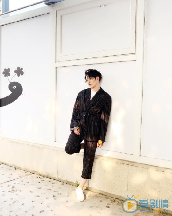 居来提墙拍写真 居来提高清写真_居来提高清剧照