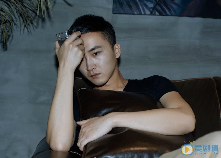何若鹤黑白大片 何若鹤高清写真_何若鹤高清剧照