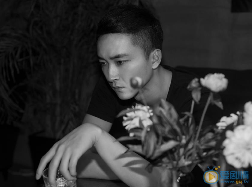 何若鹤黑白大片 何若鹤高清写真_何若鹤高清剧照