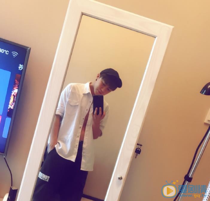 魏一宁镜拍照 魏一宁高清写真_魏一宁高清剧照