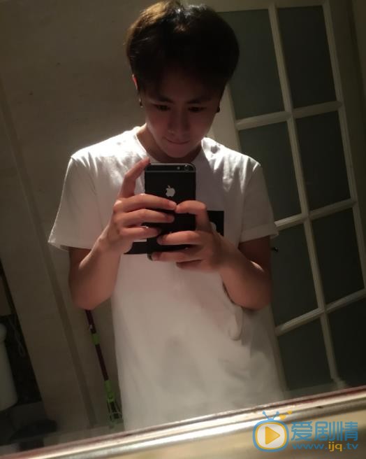 魏一宁镜拍照 魏一宁高清写真_魏一宁高清剧照