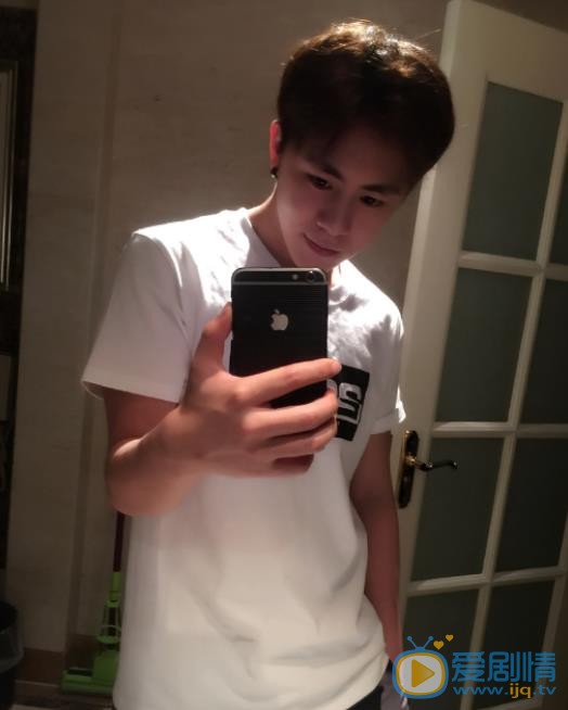 魏一宁镜拍照 魏一宁镜拍照