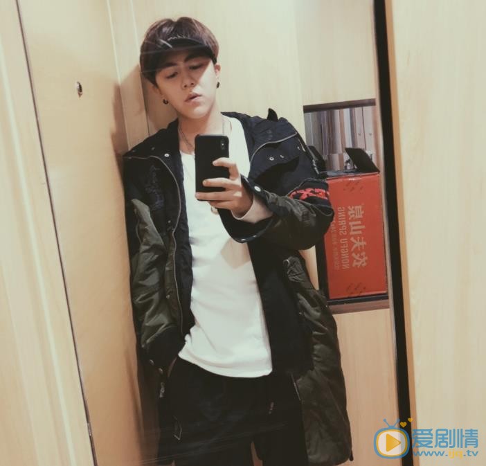 魏一宁镜拍照 魏一宁高清写真_魏一宁高清剧照