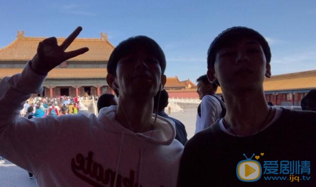 何善凯与人合照 何善凯高清写真_何善凯高清剧照